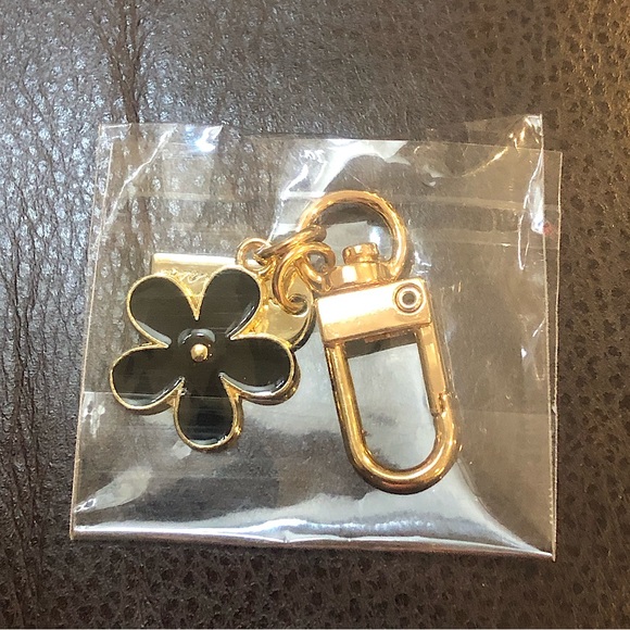 W Black Gold Flower Keychain Brand New - BAG CHARM - Picture 16 of 16